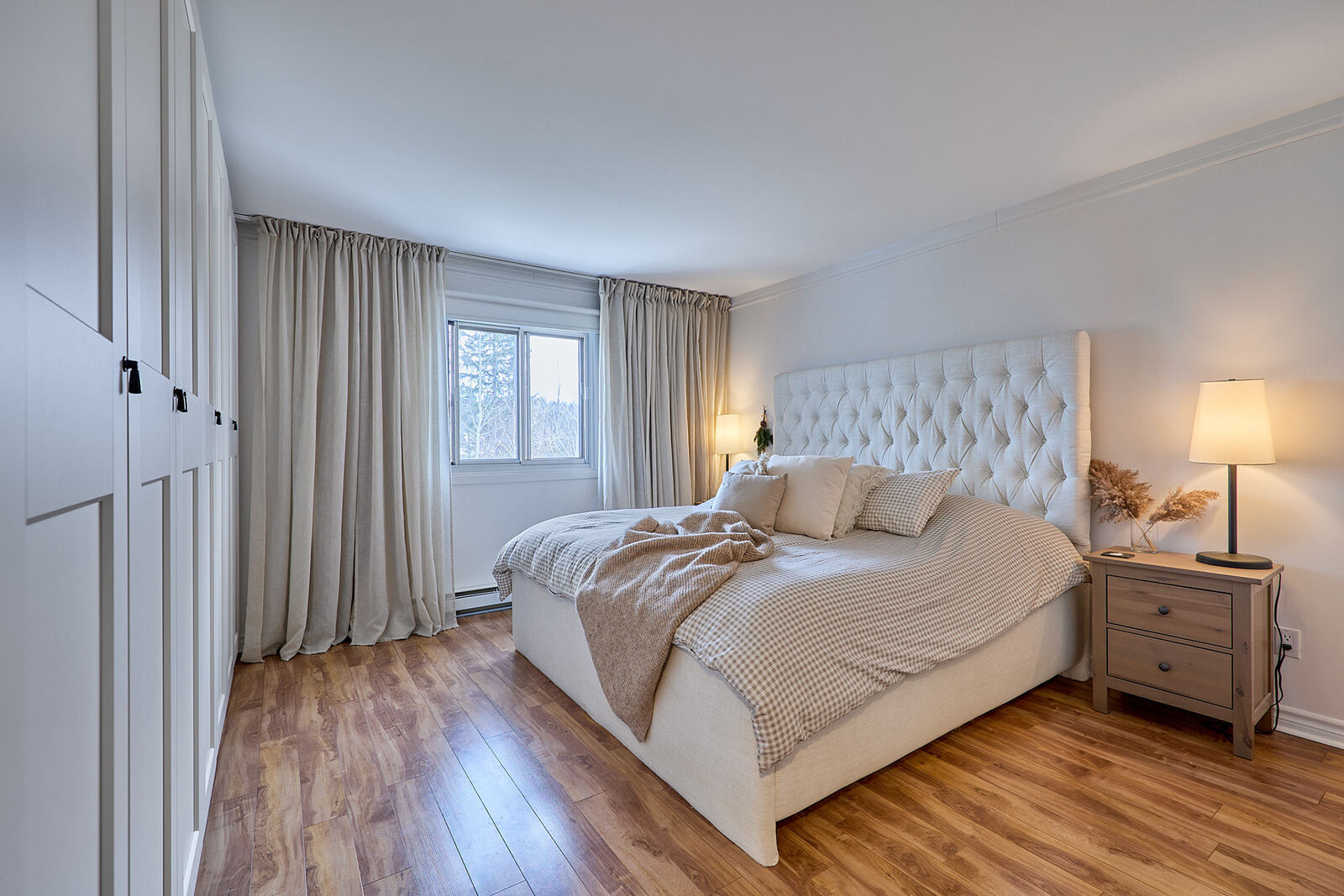 Chambre principale, ambiance neutre